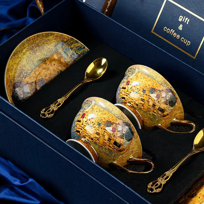 Elegantes Kaffeeset aus Knochenporzellan im Barockstil mit Tassen und Untertassen - Bild 2