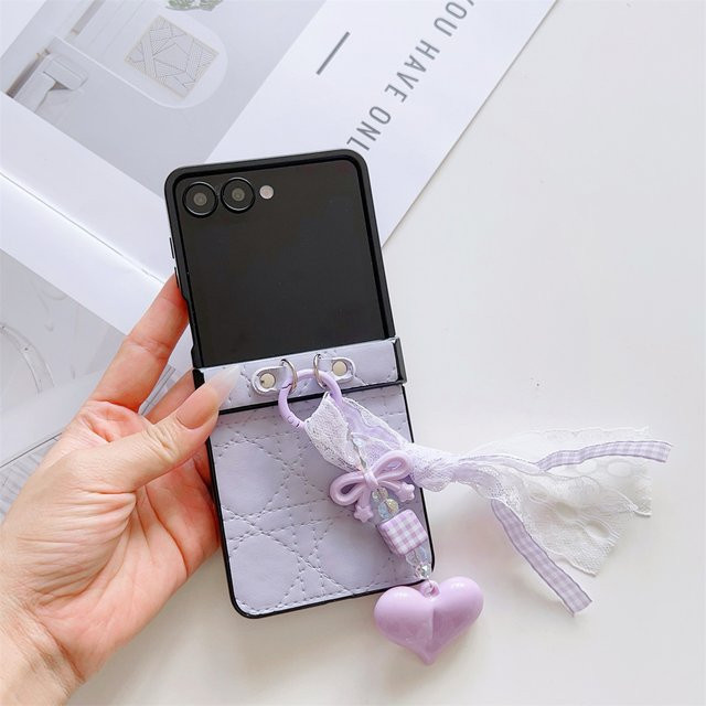 Samsung Galaxy Z Flip Handyhülle aus PU-Leder mit Love Flower Design und Handgelenkschlaufe in Schwarz, Scharnierschutz und stoßfeste Abdeckung für Galaxy Z Flip 7 6 5 4 3 5G und FE - Bild 1