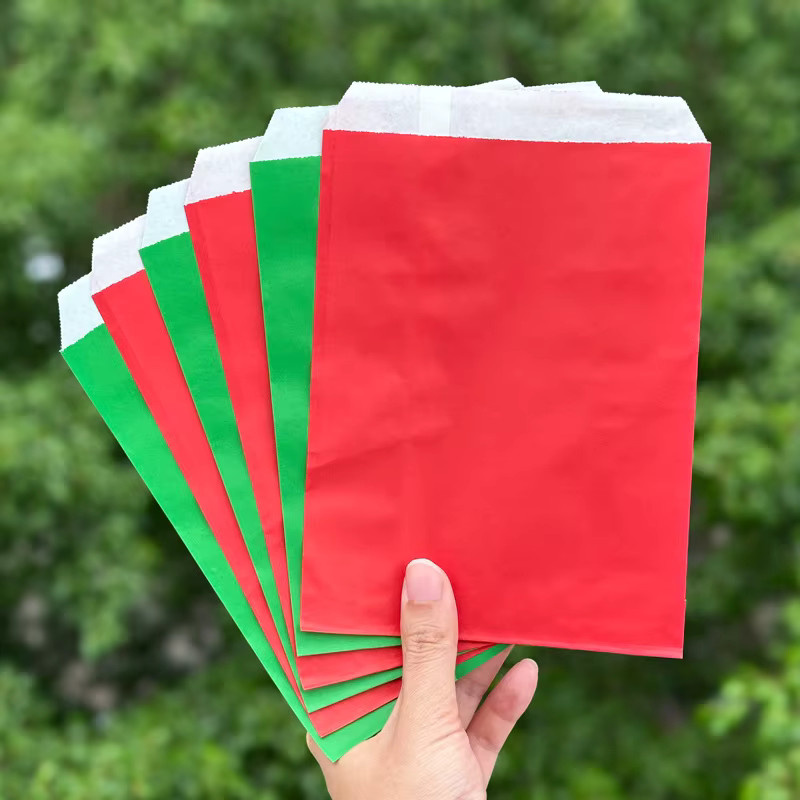 50 Stück weihnachtliche Kraftpapiertüten in Rot und Grün, festliche Geschenktüten für Partygeschenke, Breite: 13 cm, Höhe: 18 cm - Bild 1