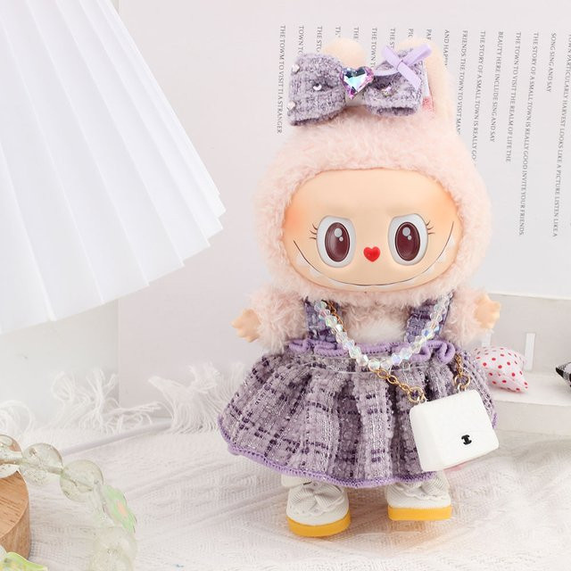 Labubu Lila kleines duftendes Kleid mit Haarnadel, Perlenkette und weißer Tasche, Puppenkostüme, Zubehör - Bild 1