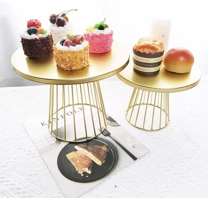 Goldener runder Kuchenständer aus Metall als Dessertständer für Hochzeit und Geburtstag - Bild 1