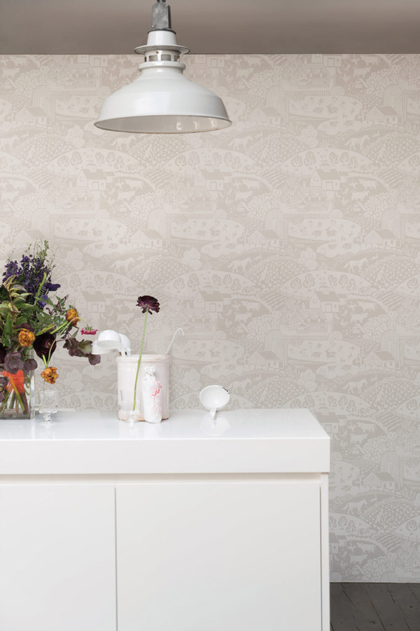 Farrow & Ball Mural Wallpaper Gable in Purbeck Stone und Strong White mit Vintage-Tier-Motiven - Bild 1