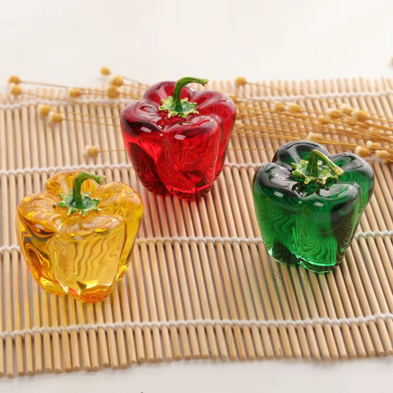 Dekorative Chili-Glasfiguren in Grün und Rot aus Glas für deine Heimdekoration - Bild 1
