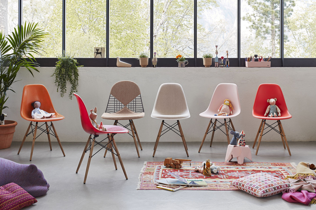Vitra DSW Eames Plastic Side Chair in Orange mit Holzbeinen und mattem Kunststoff - Bild 3