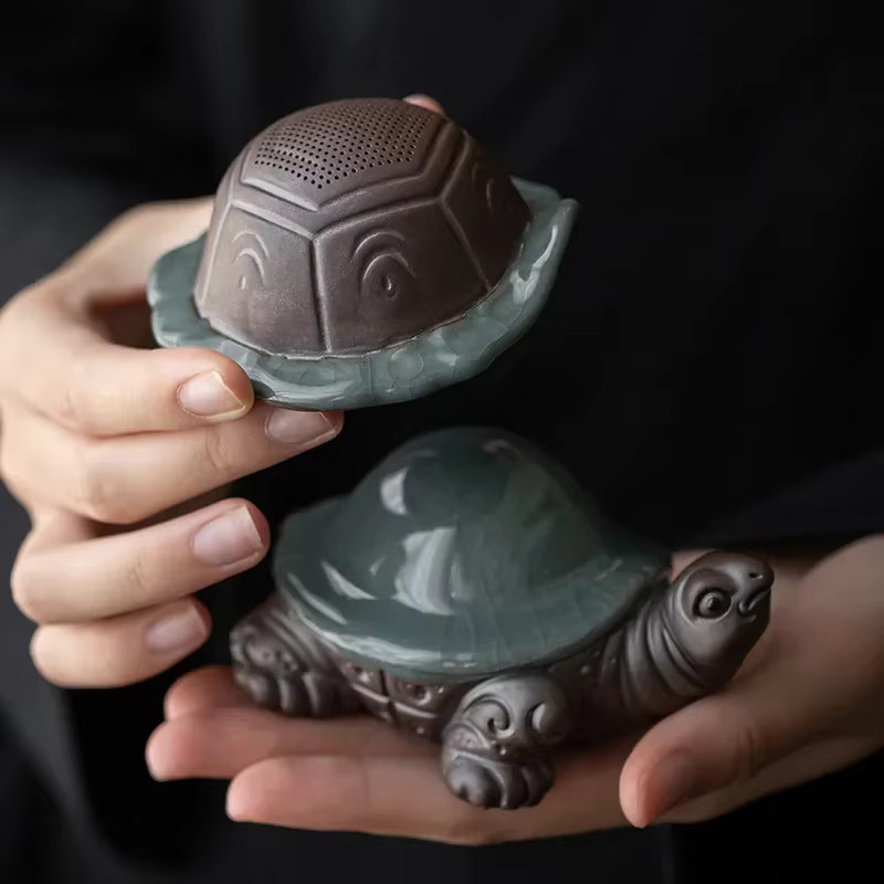 Handgefertigtes Keramik-Teeset mit Schildkröten-Filter und Tierfigur als Dekoration - Bild 3