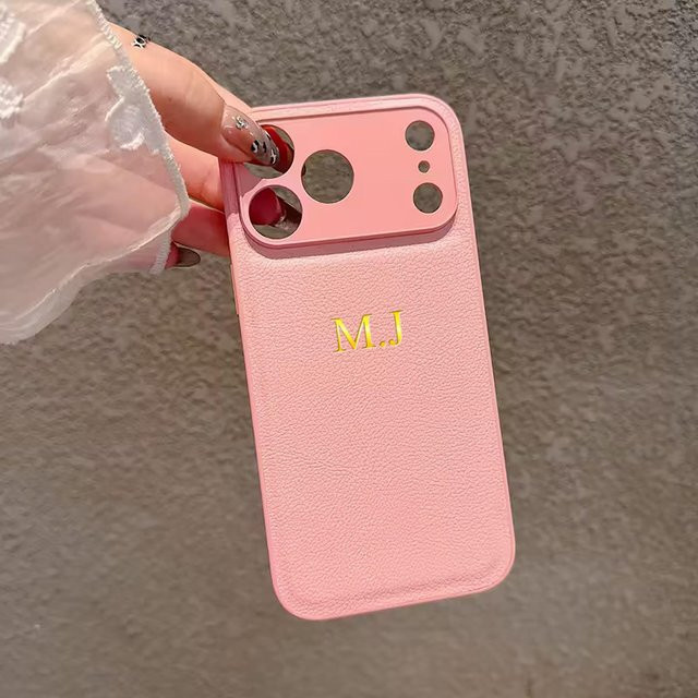 Personalisierte iPhone Hülle aus Kunstleder mit individuellen Initialen in Gold Heißfolienprägung für Apple iPhone 17 16 15 14 13 Pro Max Plus Air in Pink - Bild 1