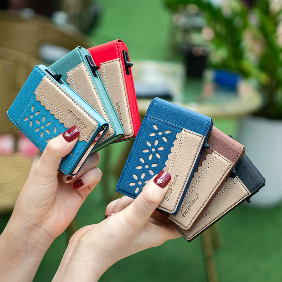 Eseble Magnetische Leder-Kartenhülle in Blau mit MagSafe-Kompatibilität und automatischer Kartenfunktion - Bild 5