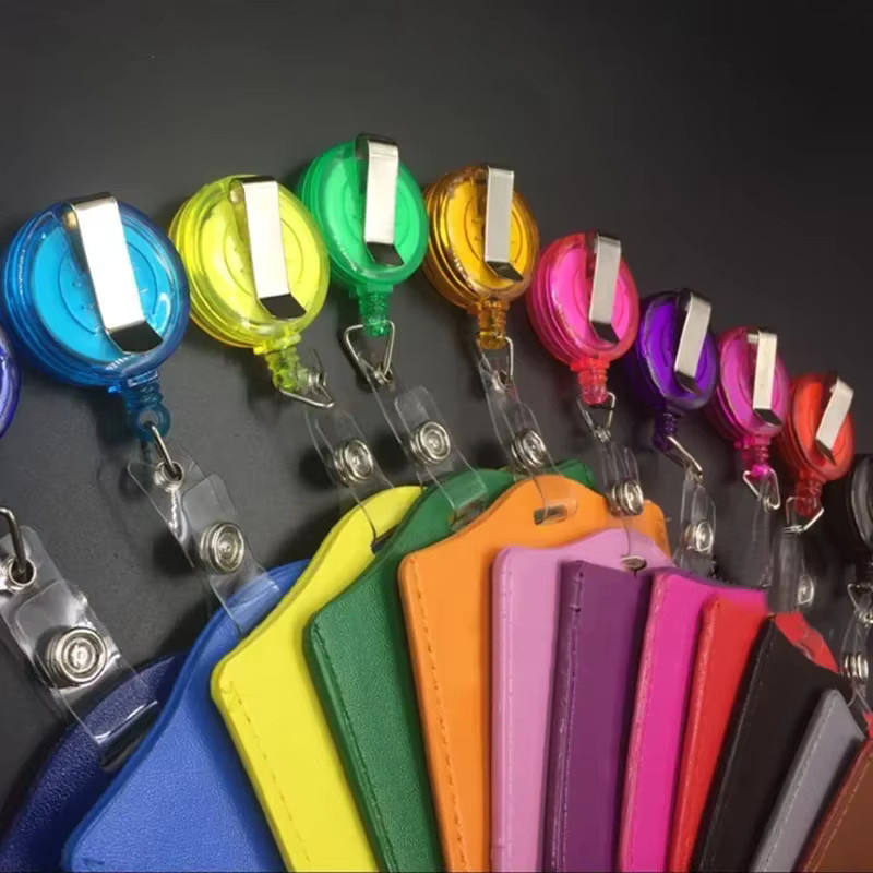 Kartenhalter mit einziehbarer Rolle für Bankkarten und Ausweise in Schwarz und Multicolour aus Kunststoff - Bild 2
