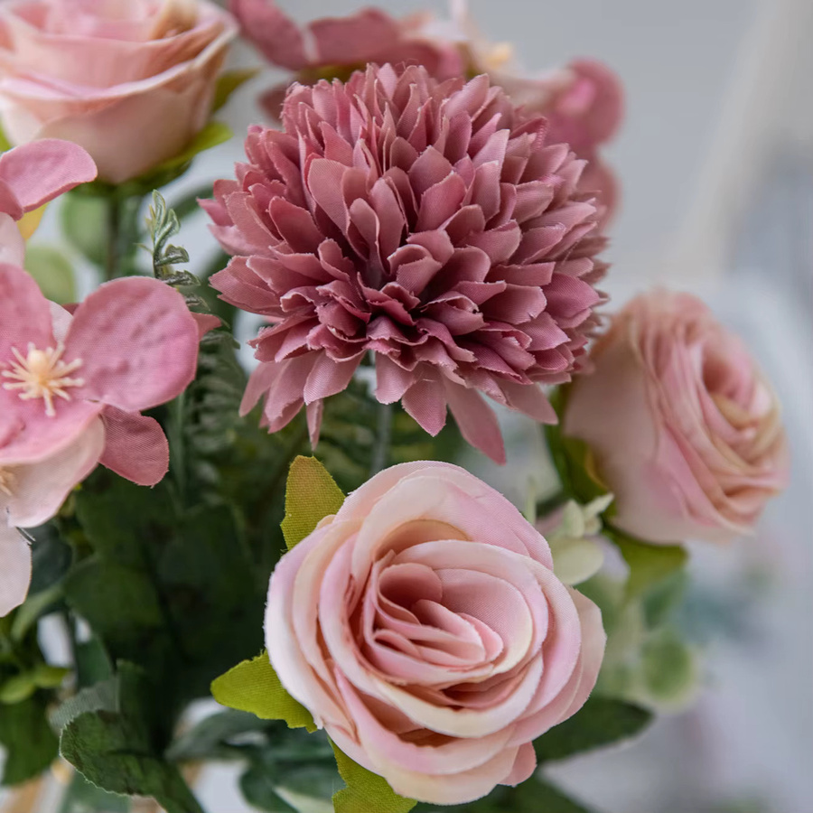 Künstliches Blumenbouquet aus Seide mit Rosen, Pfingstrosen, Hortensien und Nelken in Beige und Pink für deine Dekoration bei Hochzeiten oder zum Valentinstag - Bild 2