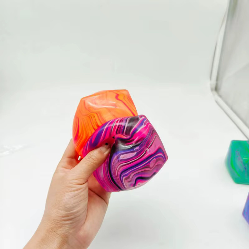 Schylling Sensorischer Stressabbau-Spielzeugwürfel, gefüllt mit Gel, dehnbarer Ball, Soft-Ice-Blindbox, langsam zurückfedernd - Bild 3