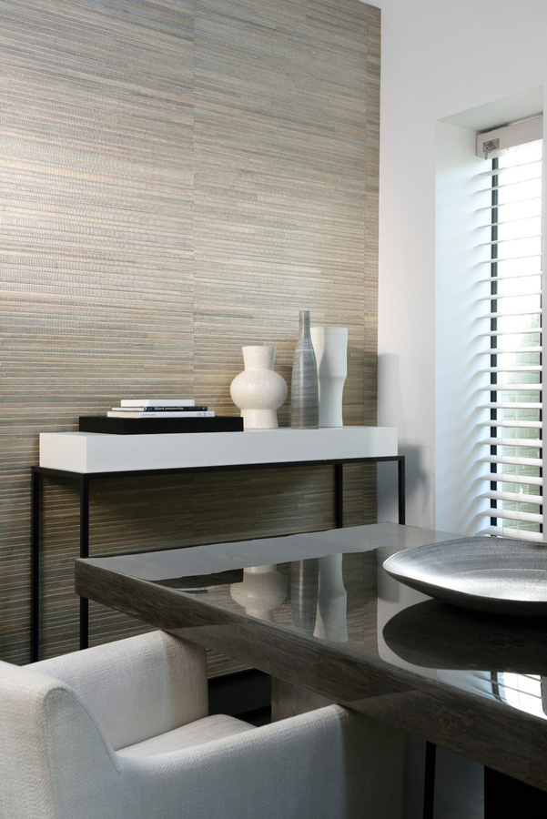 Arte International Tapete Casalian Silver Pine in Grau und Silber mit modernem Streifenmuster und Textiloptik - Bild 1