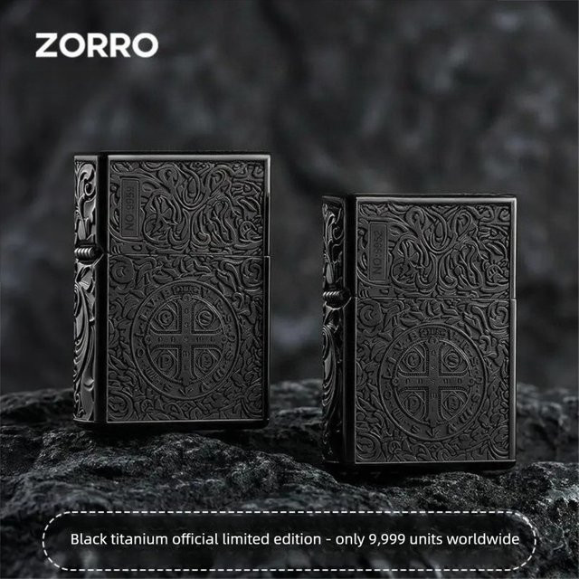 ZORRO Constantine Kerosin-Feuerzeug aus Titan in Schwarz und Gold mit verstärkter Schutzrüstung - Bild 1