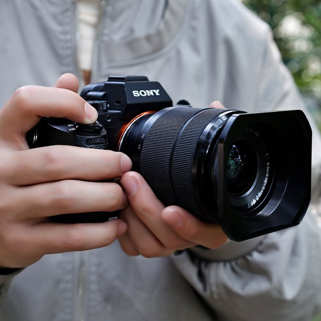 Sigma Quadratischer Lichtschutz für Sigma 18-50mm/56mm f1.4 und Fujifilm 15-45mm/16-50mm Objektive, Blendenweite: 62 mm, Schwarz - Bild 1