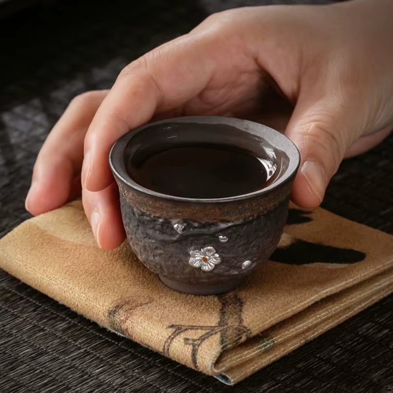 Liu Yin Handgefertigte Grobkeramik-Teetasse aus Keramik, unglasierte vergoldete Meistertasse mit floralem Design in Gold und Braun - Bild 2