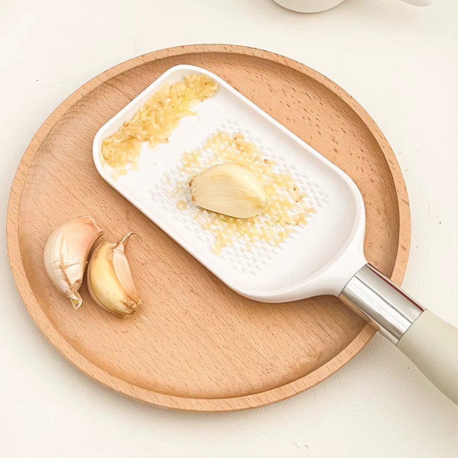 WORTHBUY Multifunktionale Ingwerreibe in Weiß als manueller Knoblauchstampfer und Handzerkleinerer für Obst und Gemüse - Bild 2