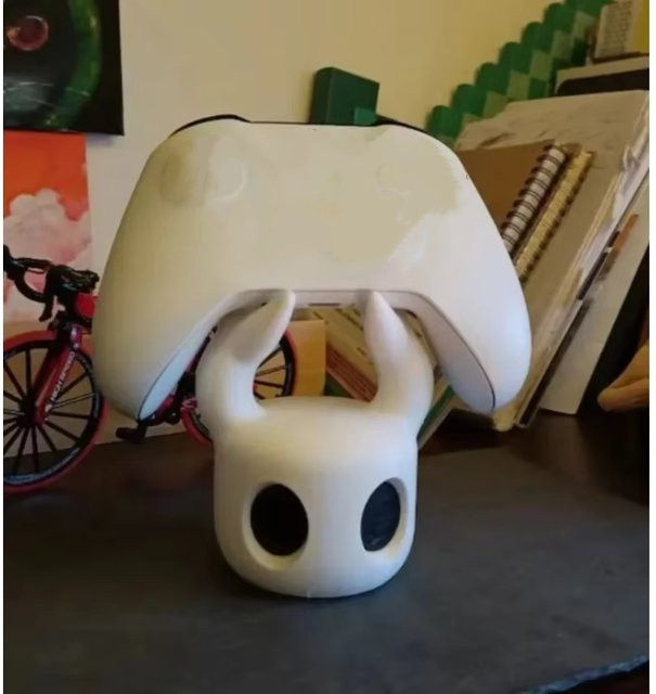 Universeller Spielcontroller-Ständer in Weiß kompatibel mit PS4 und PS5 für dein Gaming-Setup - Bild 1