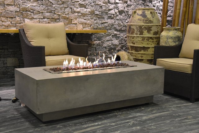 Elementi Gasfeuerstelle Granville als Gas-Feuertisch in Beton-Optik Grau aus Faserbeton und Edelstahl, B/T/H: 70 x 70 x 43 cm - Bild 1