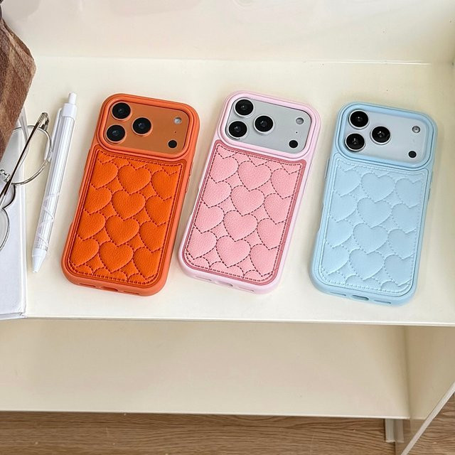 Stoßfeste Leder-Schutzhülle mit Herz-Muster für Apple iPhone 17, 16, 15, 14 und 13 Pro Max in Pink - Bild 1