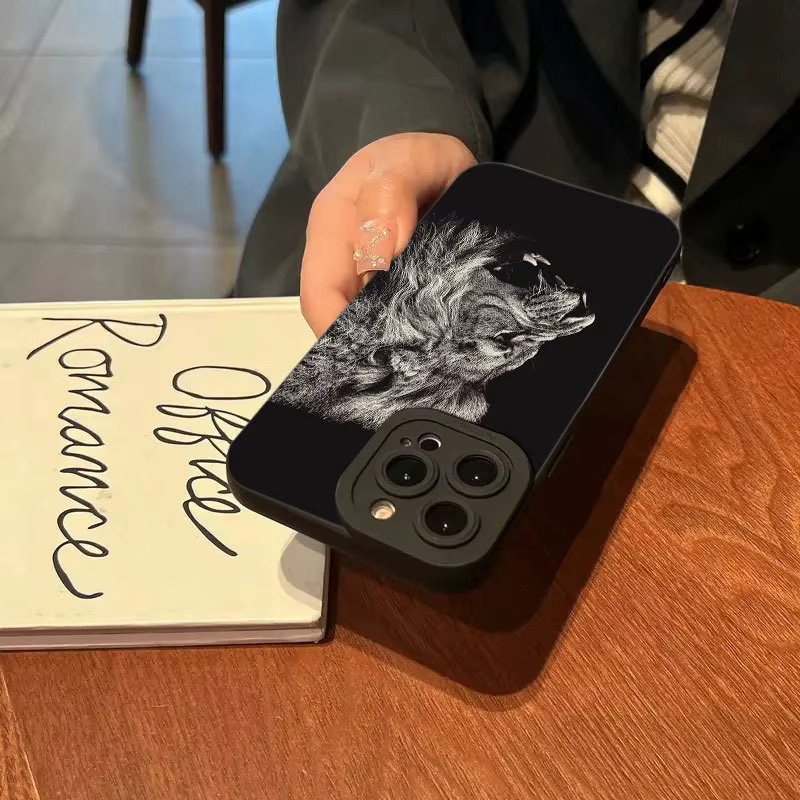 Stoßfeste Silikon Handyhülle mit Löwen-Grafikmuster für iPhone 15 Pro Max 14 13 12 11 XS XR 7 8 Plus SE in Schwarz - Bild 4