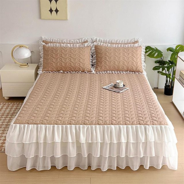 Bettrock aus Spitze mit Herzmuster in Beige, gesteppter Chiffon-Saum, B/T: 180 x 220 cm - Bild 1