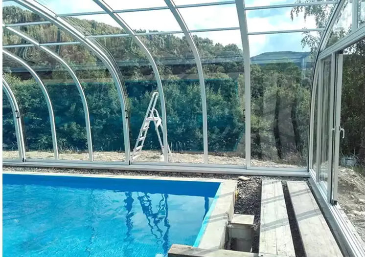 Modernes Teleskop-Schwimmbadüberdachungssystem aus Aluminium mit gebogener Form - Bild 5