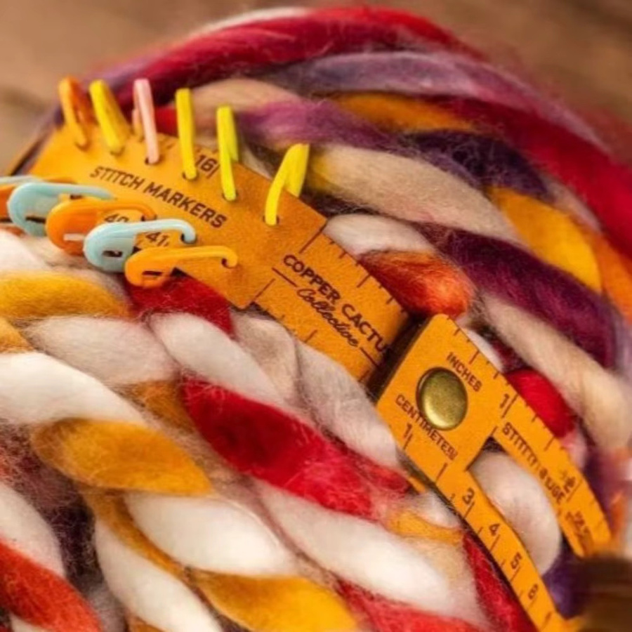 Multifunktionales 7-in-1 Leder-Messwerkzeug mit Stichmarkierungen und Handgelenklineal in Braun - Bild 2