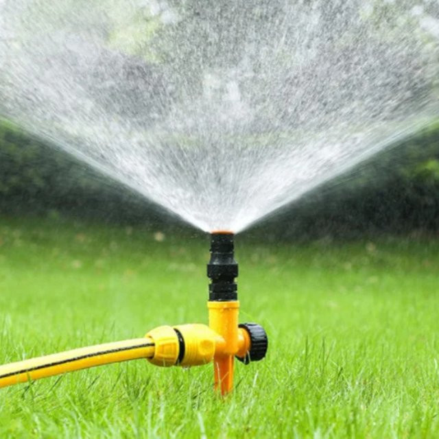 Verstellbarer 360-Grad automatisch rotierender Bodensprinkler in Gelb für dein Garten-Bewässerungssystem - Bild 1