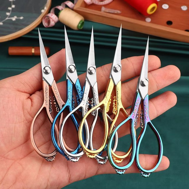 Retro-Kreuzstichschere aus gehärtetem Stahl in Gold und Multicolour für Handwerk und Nähen - Bild 1