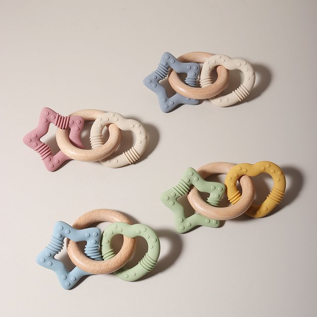 Moonpie Baby-Beißring und Rassel aus Silikon und Holz mit Stern- und Herzform in Bunt, Rosa und Weiß - Bild 1