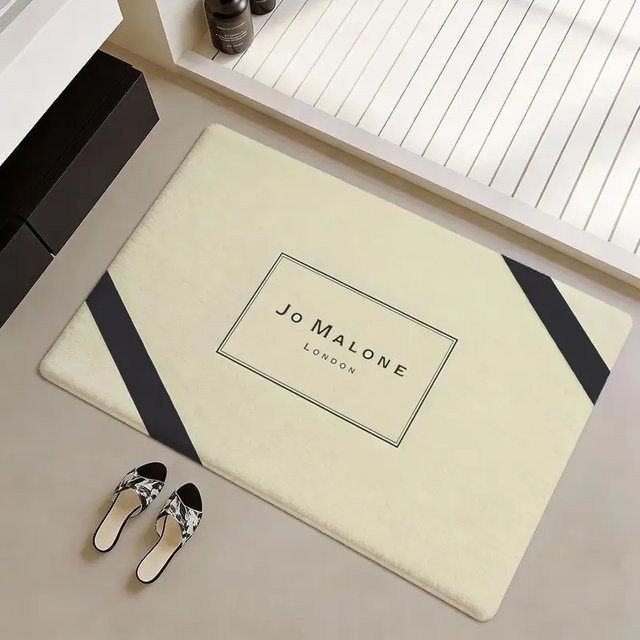 VIKAMA Fashion Logo Plüschteppich in Beige, rutschfeste Flanellmatte für Wohnzimmer und Schlafzimmer - Bild 1