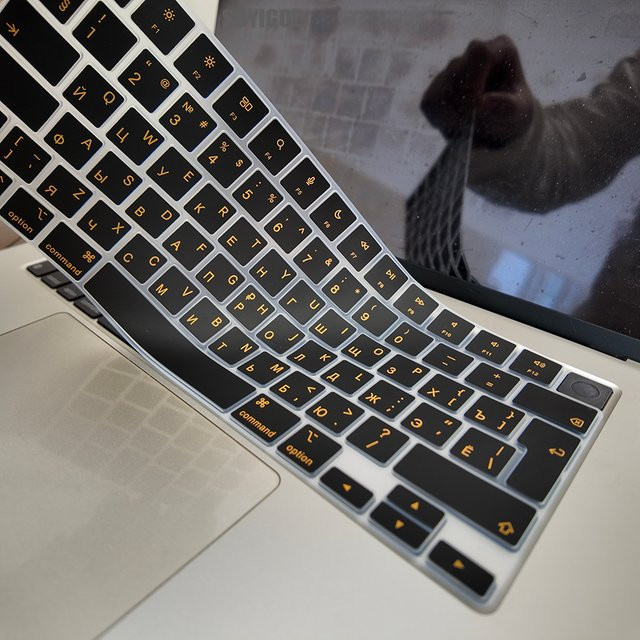 Apple Silikon-Tastaturabdeckung für MacBook Pro 14 und MacBook Air 13,6 Zoll in Orange mit kyrillischer Schriftart - Bild 1