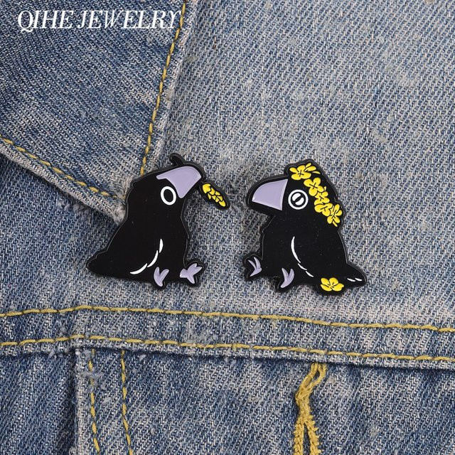 QIHE JEWELRY Anstecknadel Punk-Krähe mit gelber Blumenkrone, Emaille, Schwarz, Unisex - Bild 1