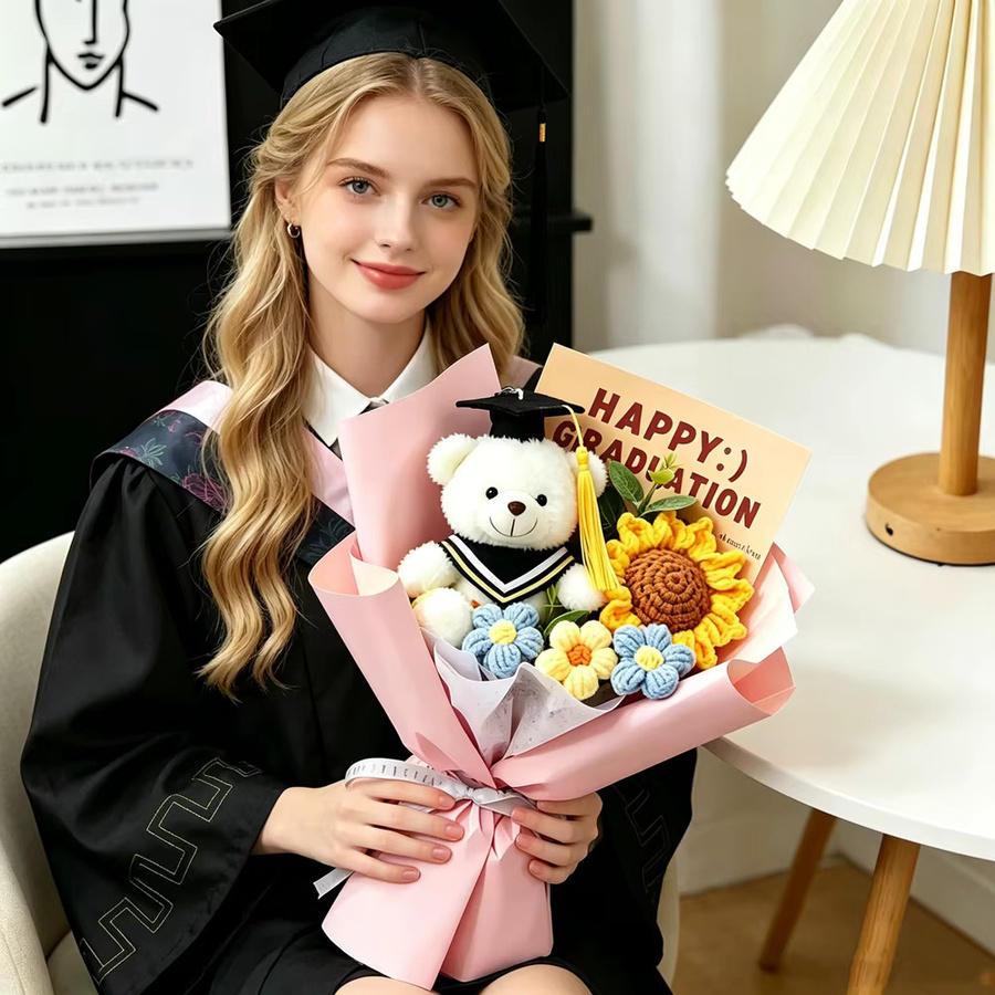 Handgemachter Doktorbär Häkelblumenstrauß mit Rosen in Mehrfarbig als florales Geschenk für Erwachsene - Bild 5