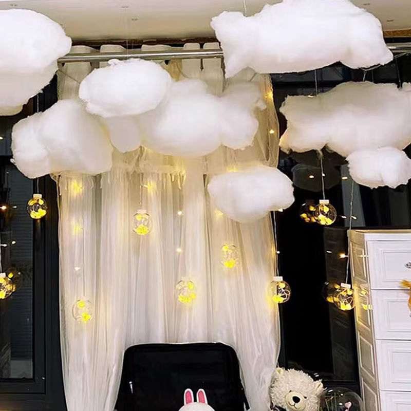 Weiße 3D Wolken Dekoration aus Textil für Innenräume und Hochzeiten zum Aufhängen - Bild 2