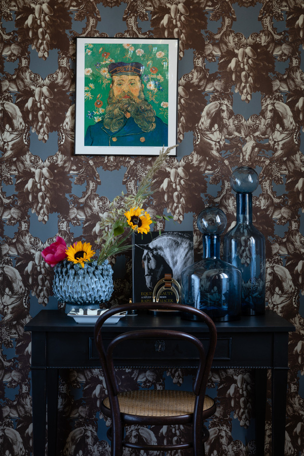 Studio Lisa Bengtsson Tapete Sir Grace Blue mit Tiermotiv im skandinavischen Design aus Vlies - Bild 1