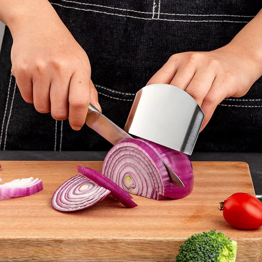 Edelstahl-Fingerschutz in Silber als multifunktionales Küchenwerkzeug zum Schneiden von Fleisch und Gemüse - Bild 3