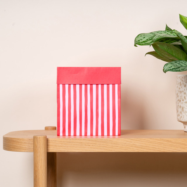 Geschenkbox aus Papier von BLUME2000 in Rosa Rot Stripe Größe L - Bild 1