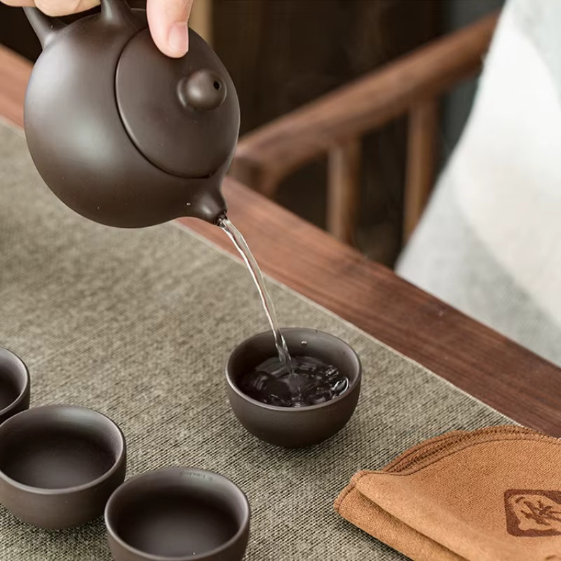 Tragbares chinesisches Reise-Teeset aus Keramik in Braun mit Teekanne und 4 Tassen für die Teezeremonie beim Camping - Bild 3