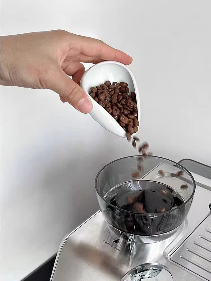 JUSTINLAU Kaffee Zubehör Set in Weiß mit Dosierbecher, Tabletts, Sprühflasche, Tamper, Nadeln und Messlöffel - Bild 2