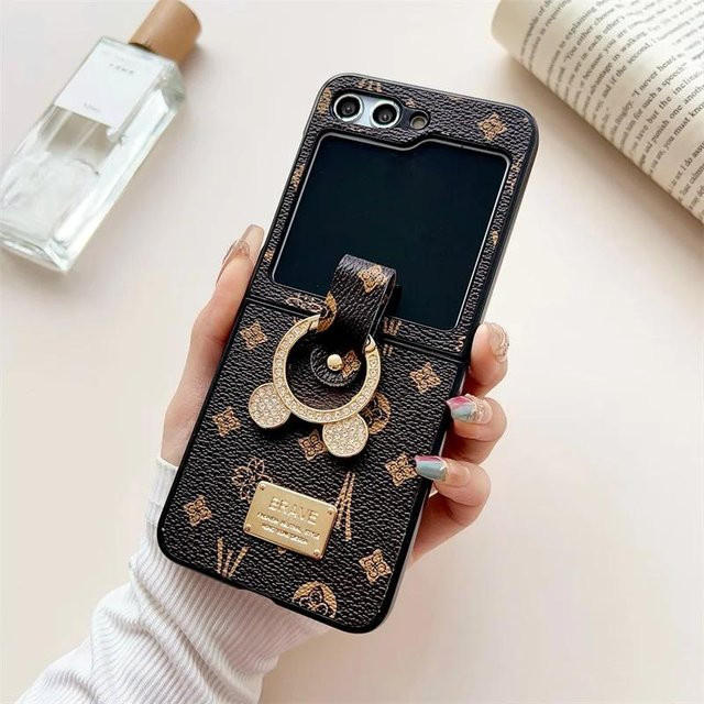 Stoßfeste Handyhülle mit Retro-Muster und Kettenarmband für Samsung Galaxy Z Flip 5, Z Flip 4 und Z Flip 3 5G in Braun - Bild 1