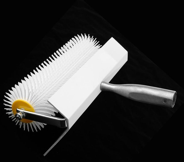 Selbstnivellierender Stachelwalzen-Abzieher aus Latex in White, Breite: 25 cm - Bild 1