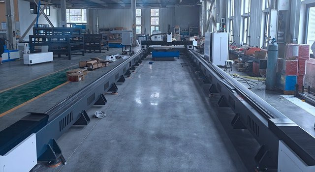 ACCTEK Portal-CNC-Laserschneidmaschine mit kontinuierlicher Welle und Bodenführung in Grau - Bild 1