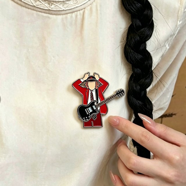 YUMEI Emaille-Pin, Rockband-Abzeichen, Gitarrist Angus Young - Bild 1