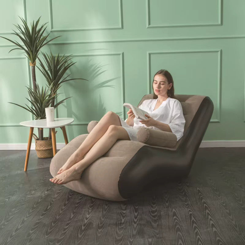 Aufblasbares S-förmiges Outdoor-Sofa in Braun mit Flock-Oberfläche als tragbare Liege und Sitzgelegenheit - Bild 1