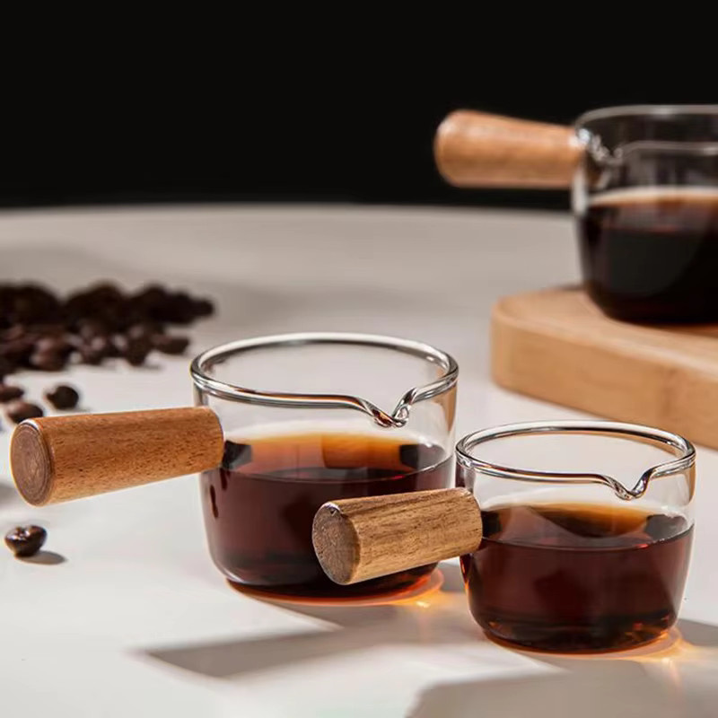 Transparente Glaskrug mit Holzgriff für Milch, Saucen oder Vinaigrette, 100 ml - Bild 5