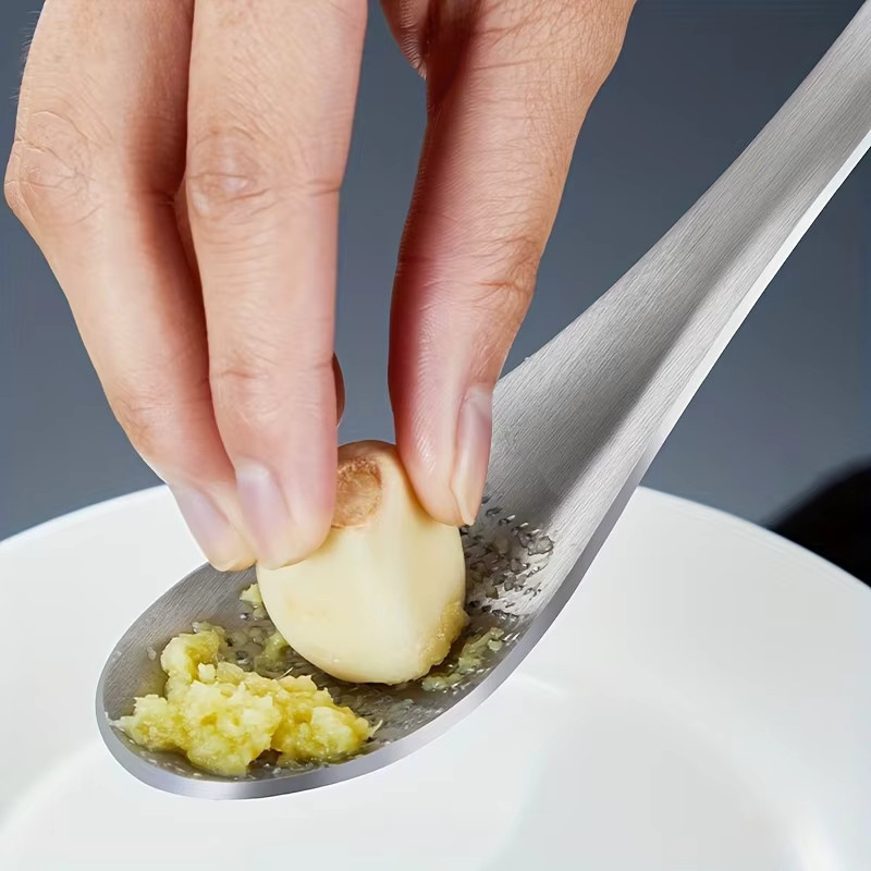 Edelstahl Knoblauchpresse und Reibe in Silber für Knoblauch, Ingwer, Obst und Gemüse mit Löffel-Funktion - Bild 3