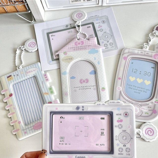 Retro Y2K Kpop Fotokartenhalter im Kamera-Design für dein Smartphone als Kawaii Anime Fotokartenschutz aus Kunststoff - Bild 1