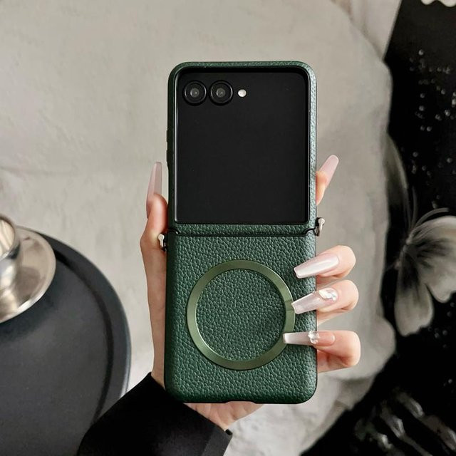 ELVEV Magnetische Schutzhülle im Litschi-Muster aus PU-Leder und PC für Motorola Moto Razr 50 Ultra und Motorola Razr 50 mit Metallhaken - Bild 1