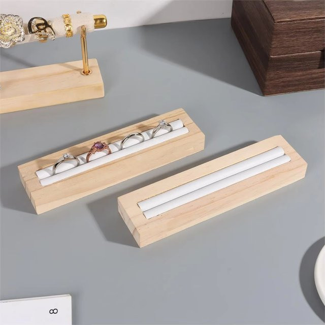 Holz-Präsentationsständer mit Mikrofaser-Ringhalter als Schmuck-Organizer und Aufbewahrungsregal in Braun und Weiß - Bild 1