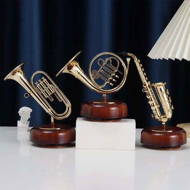 Klassische Saxophon Spieluhr aus Metall in Gold mit rotierender Basis - Bild 1